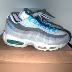NIKE AIR MAX 95 SIZE 9
